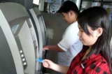 Việc trả lương qua thẻ ATM sẽ được đưa vào Luật Lao động 